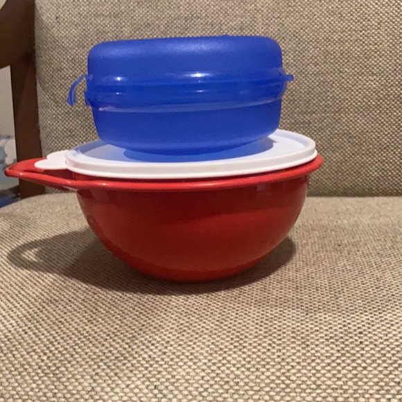 Tupperware 2 bowls EUC - Picture 10 of 10